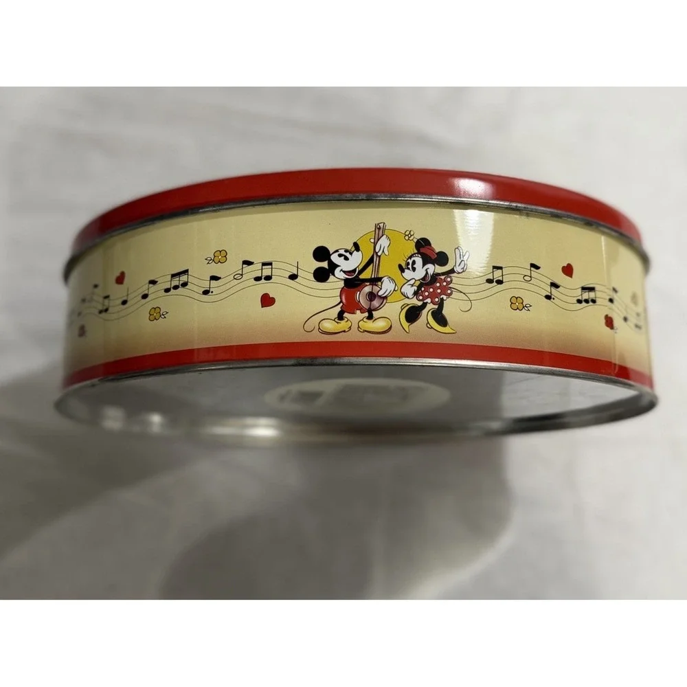 Mickey Mouse‎ Lot of  12 Vintage Figurine Keychains And 1996 Metal Tin And Clips